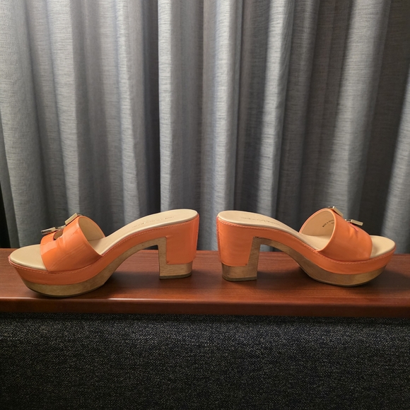 DIANE VON FURSTENBERG Peach Nectar PATENT LEATHER Wooden DVF LOGO Heeled Sandals - Picture 7 of 11